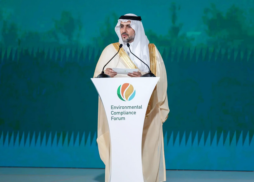 المهندس منصور المشيطي متحدثا خلال منتدى الالتزام البيئي 2024 في الرياض اليوم. 