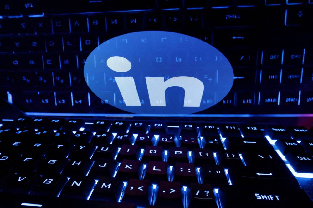 عدد المشتركين المميزين في «لينكدإن» ارتفع بنسبة 25% في 2023. «رويترز»