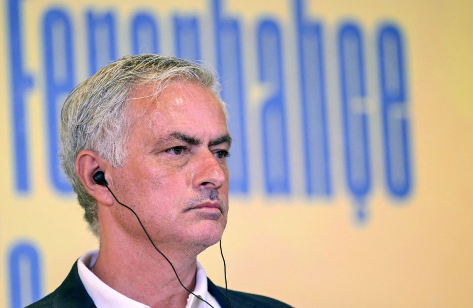 البرتغالي جوزيه مورينيو مدرب فنربخشة التركي خلال المؤتمر الصحافي.               (الفرنسية)