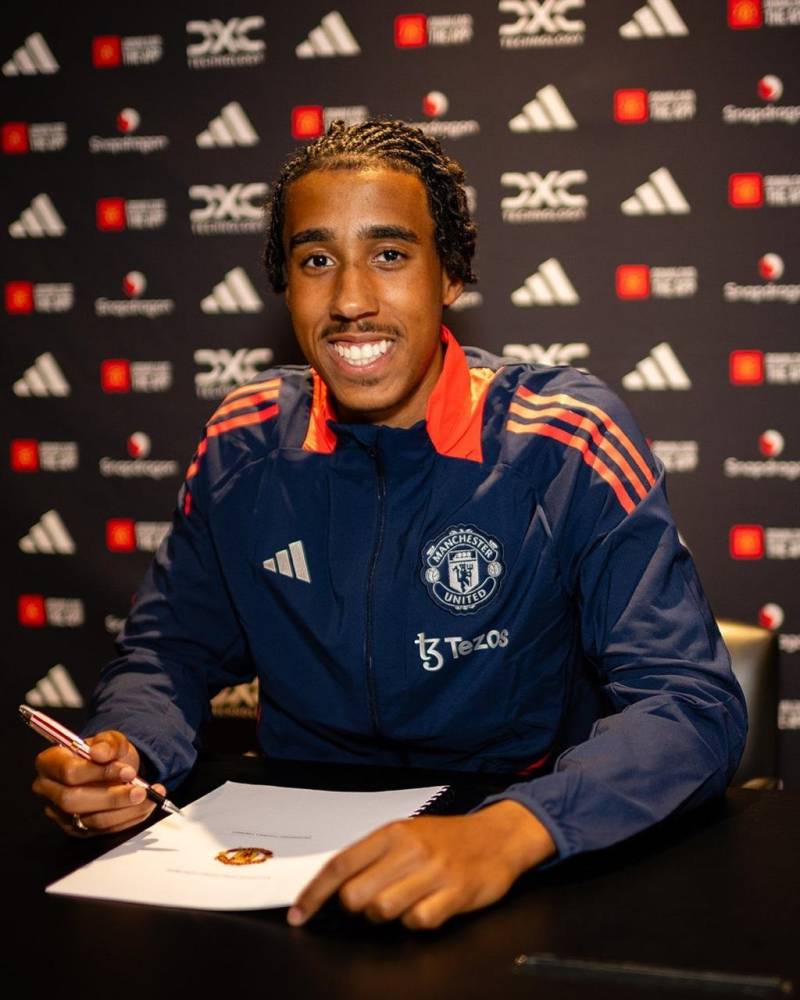 المدافع الفرنسي ليني يورو لحظة التوقيع لنادي مانشستر يونايتد.