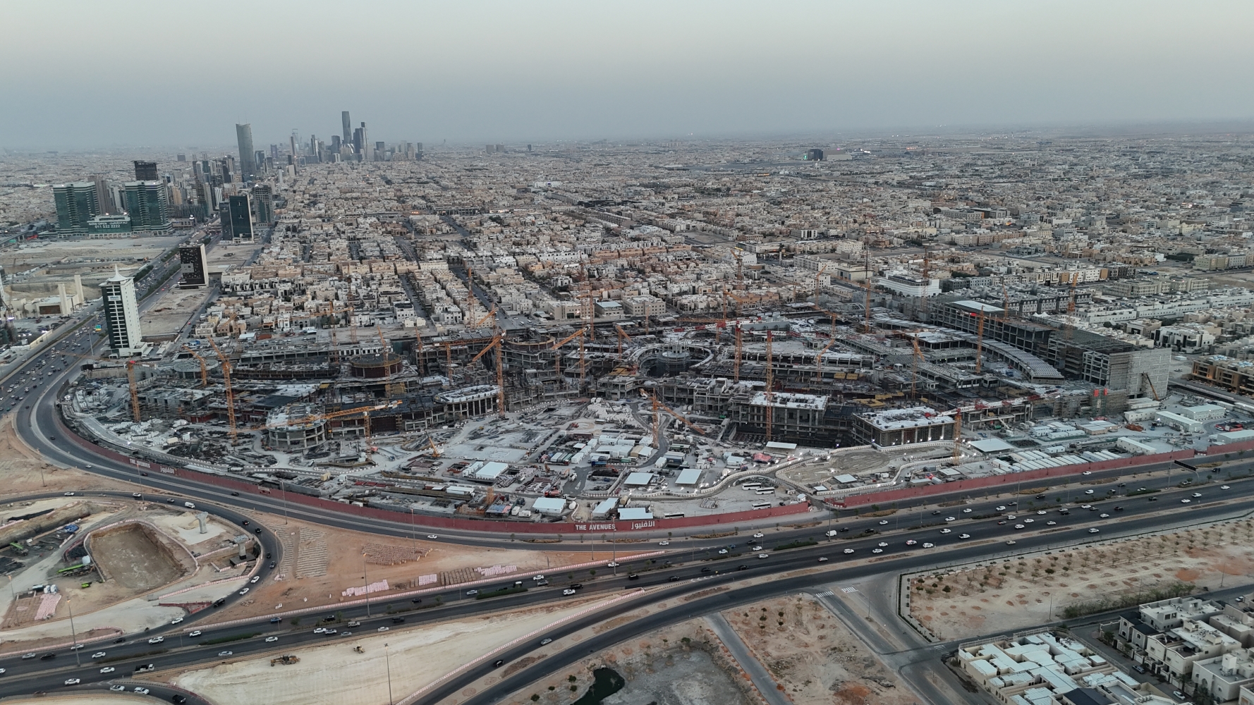 رافعات في مشروع أفنيوز الرياض. تصوير : يوسف الدبيسي 